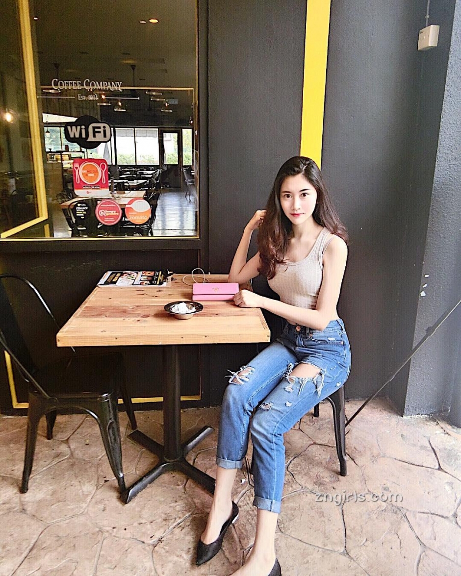 美女模特Evelynyinn私房写真丰满诱人