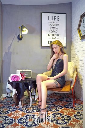 纹身美女晗晗超短裙写真翘臀诱人