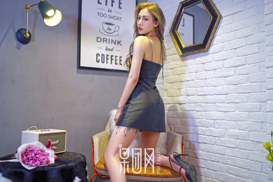 纹身美女晗晗超短裙写真翘臀诱人