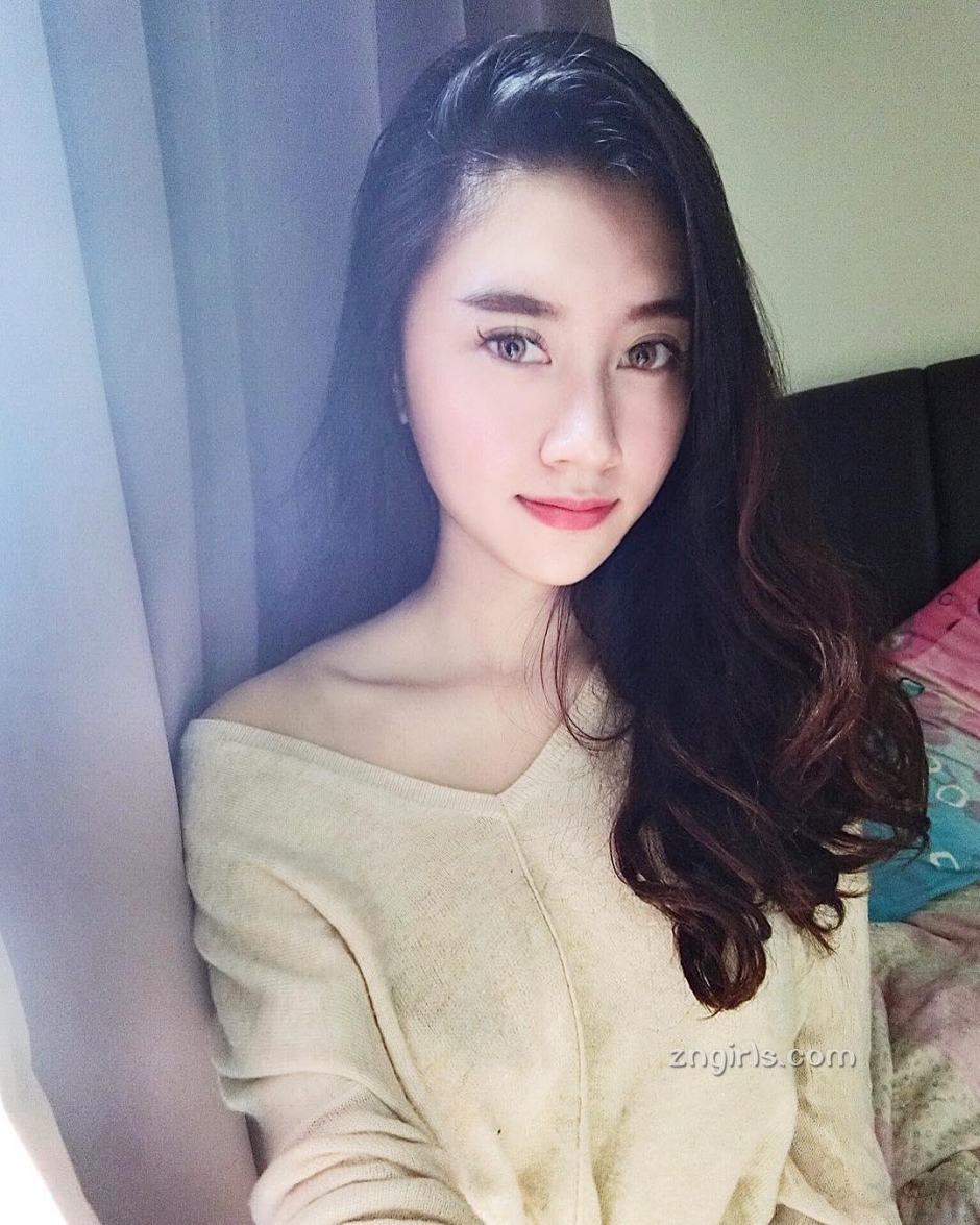 美女模特Evelynyinn私房写真丰满诱人