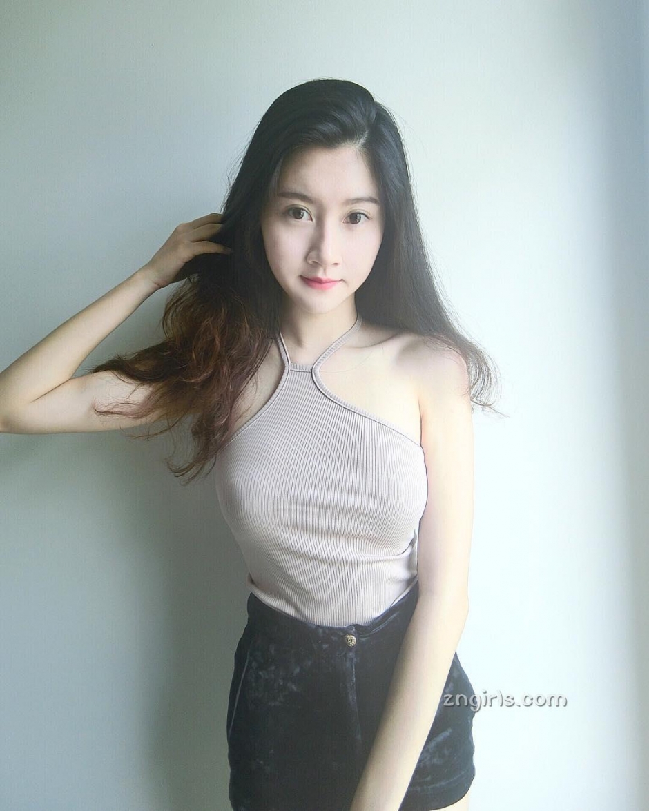 美女模特Evelynyinn私房写真丰满诱人
