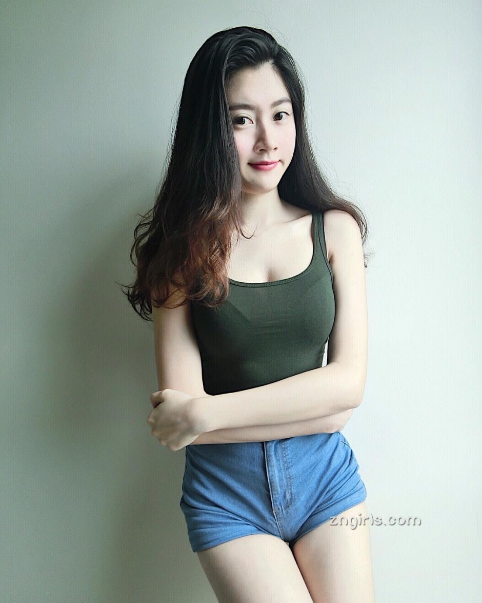 美女模特Evelynyinn私房写真丰满诱人