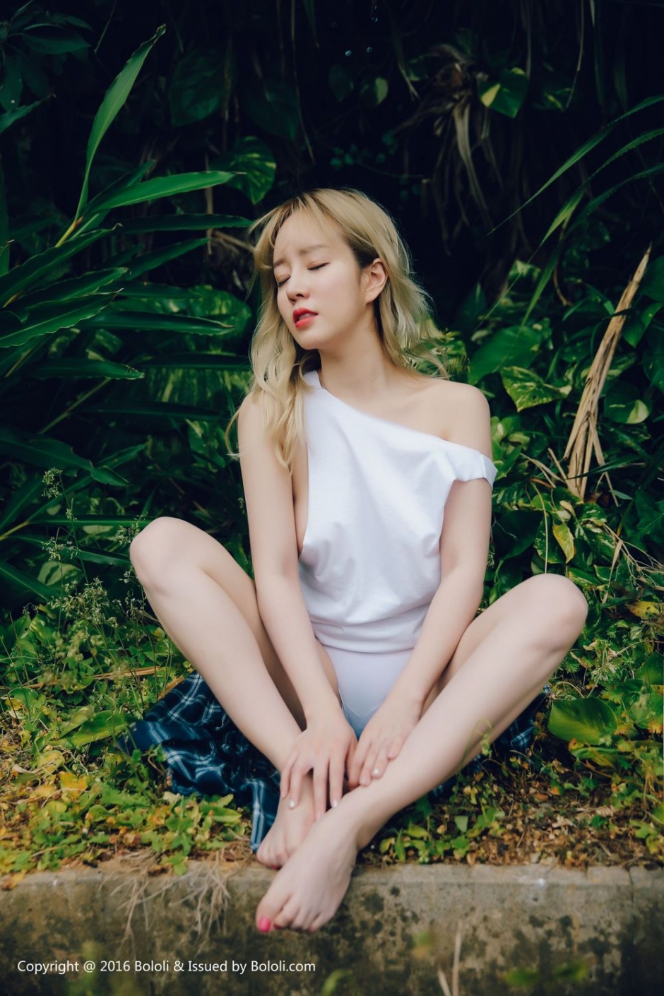 波萝社王语纯野外性感写真美乳呼之欲出