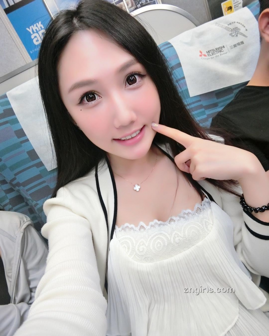 台湾美女劉姵彤比基尼私房照粉嫩迷人