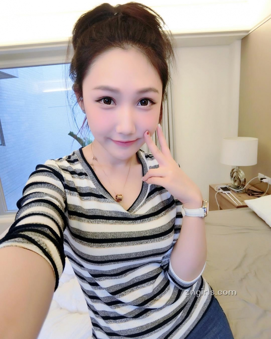 台湾美女劉姵彤比基尼私房照粉嫩迷人