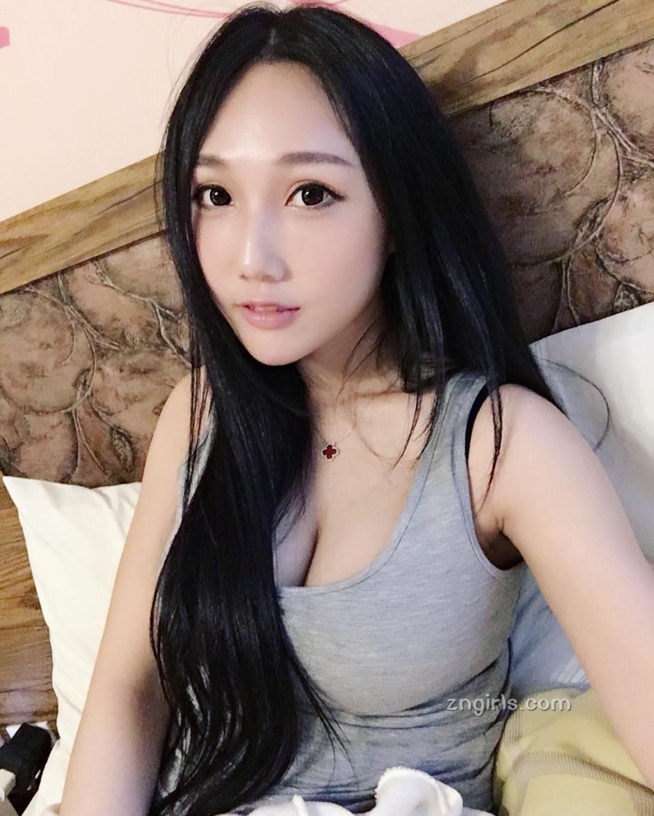 台湾美女劉姵彤比基尼私房照粉嫩迷人