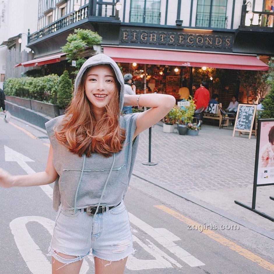 长腿美女吕妍芯街拍写真图片