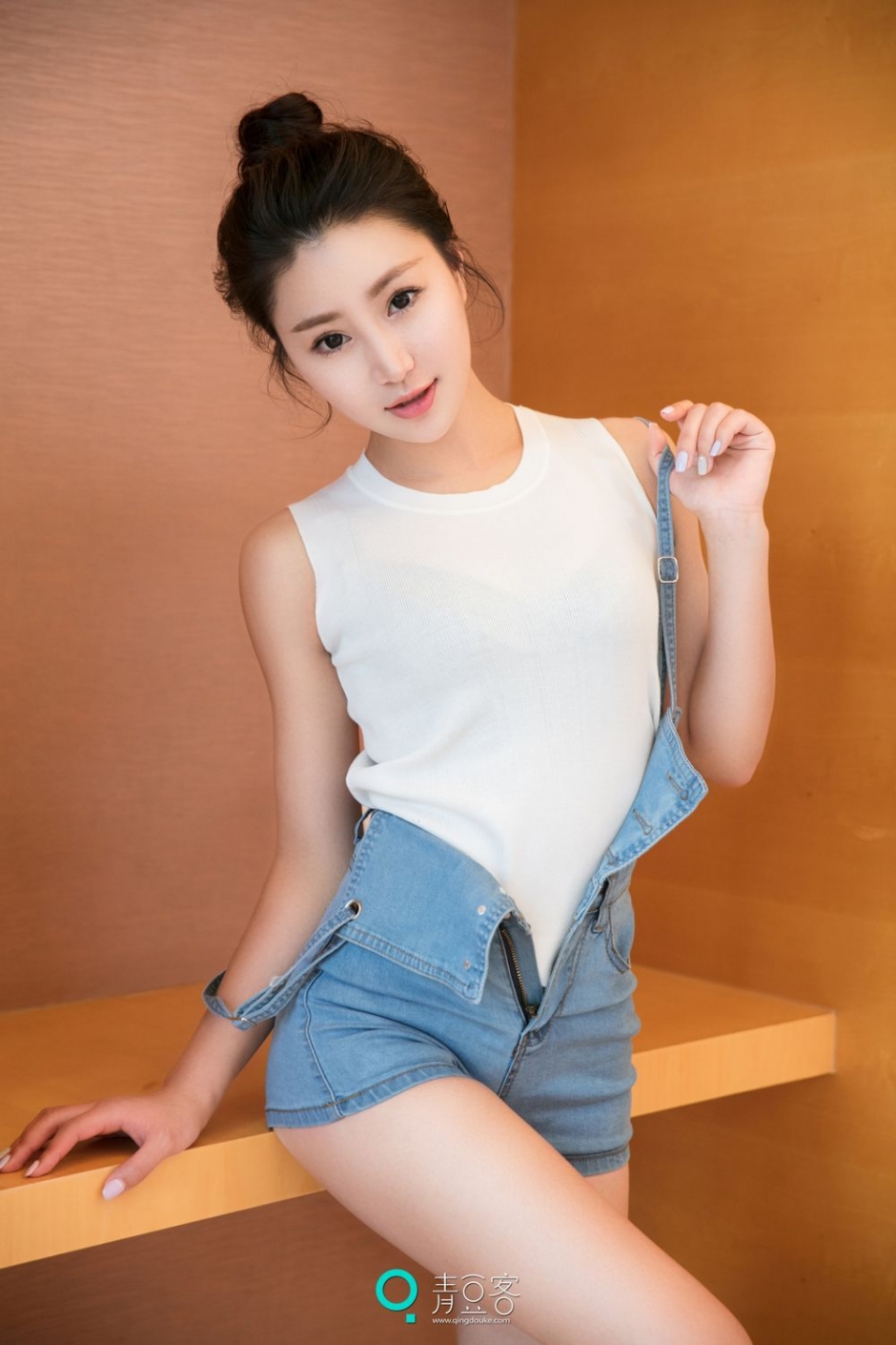 气质美女佳琪牛仔吊带装写真长腿迷人