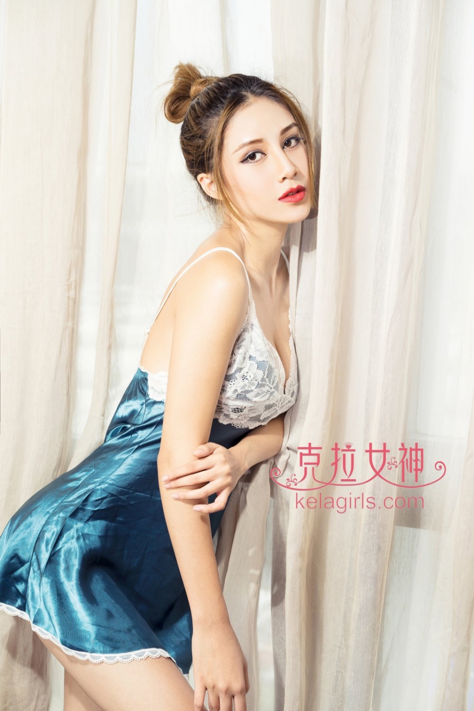 美女模特Abby金金蓝丝睡衣写真妩媚迷人