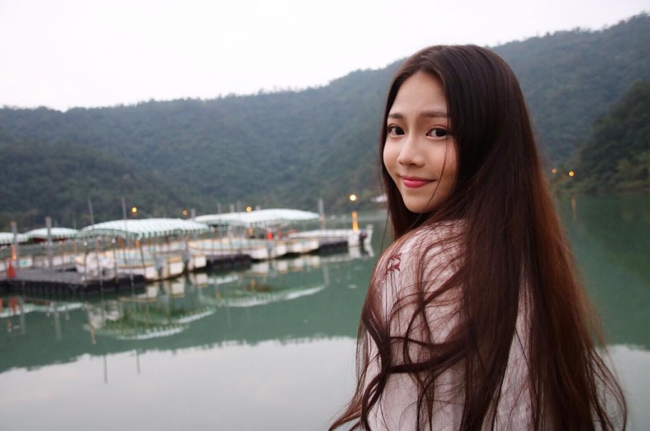 台湾美少女曾喆私房自拍照酥胸诱惑