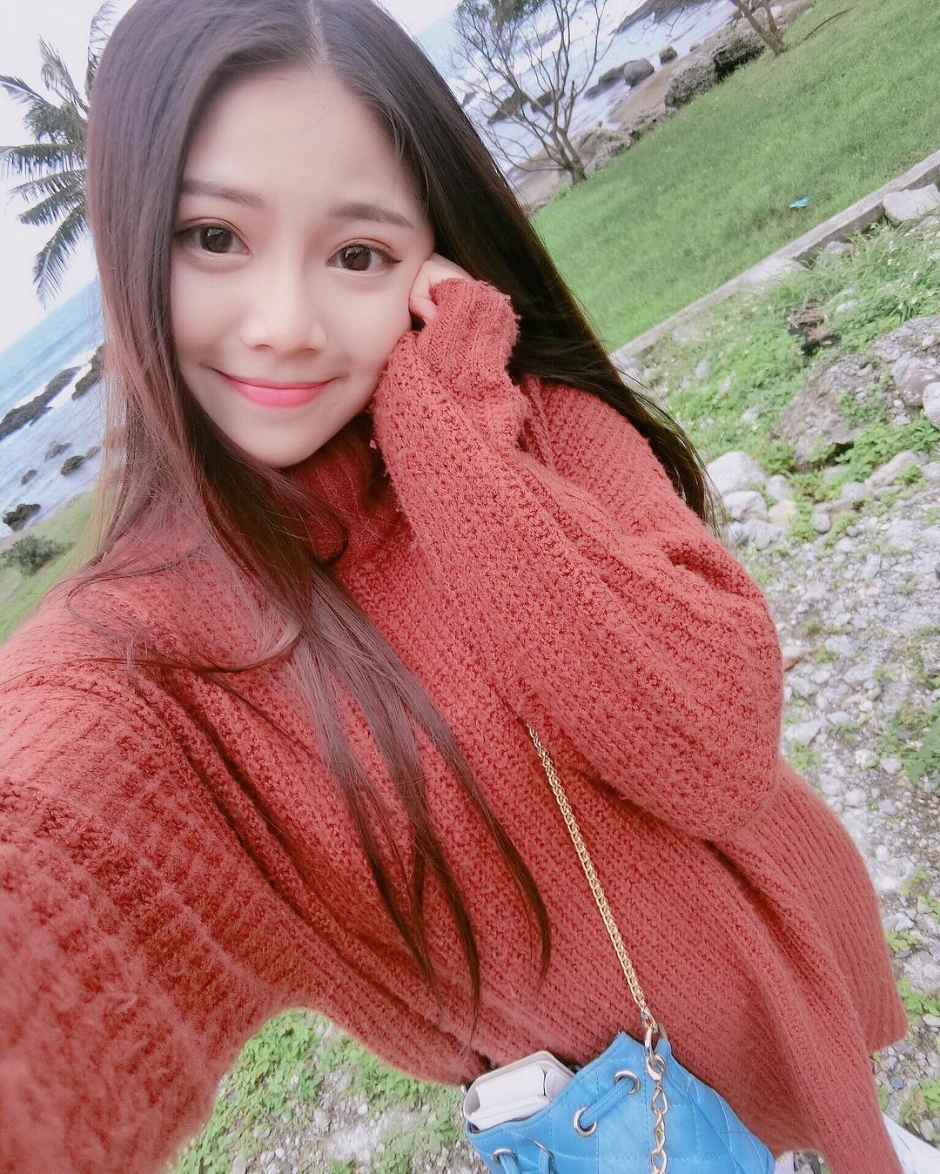 台湾美少女曾喆私房自拍照酥胸诱惑