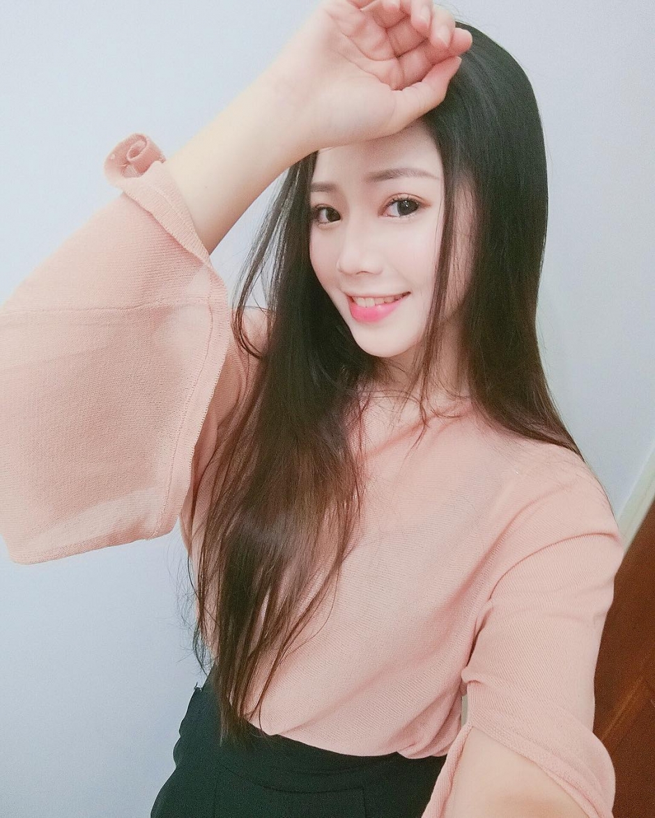 台湾美少女曾喆私房自拍照酥胸诱惑