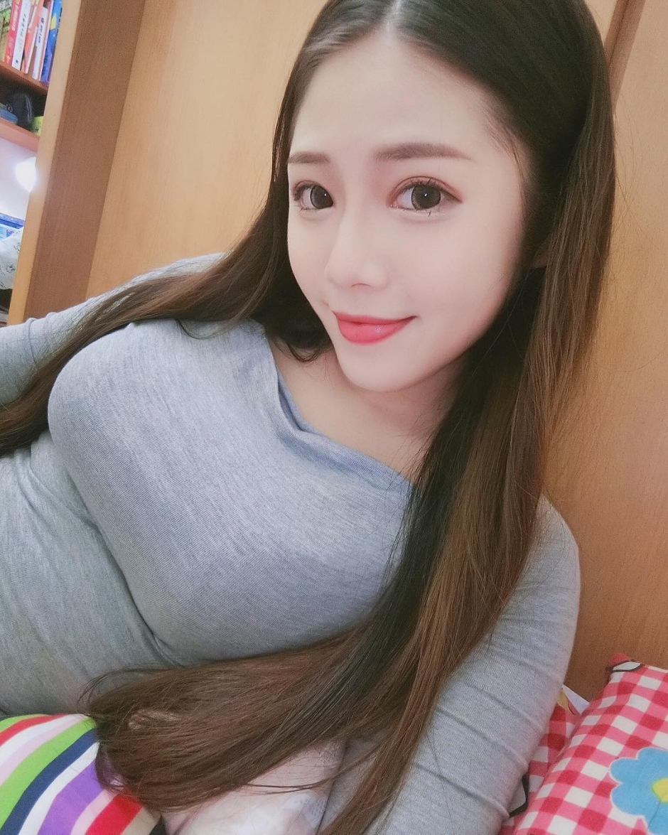 台湾美少女曾喆私房自拍照酥胸诱惑