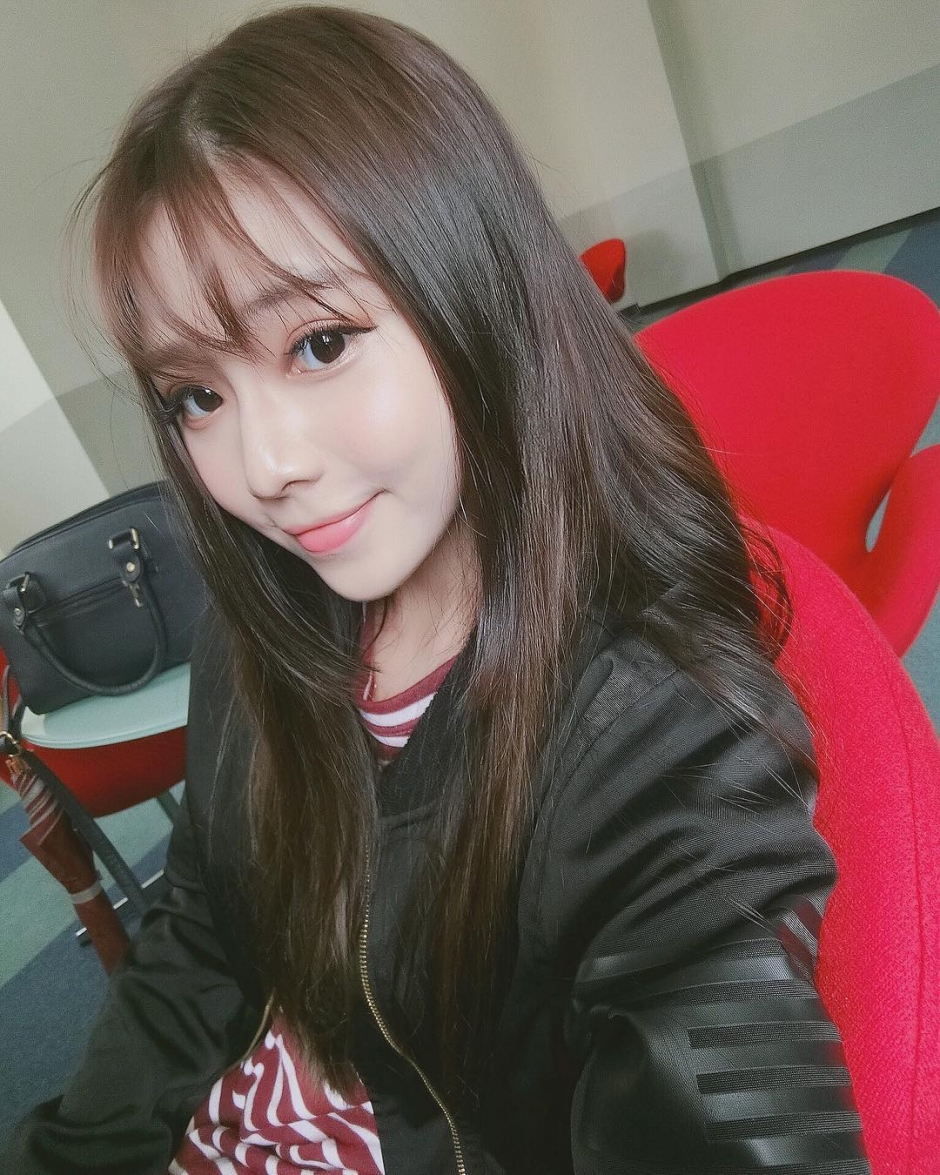 台湾美少女曾喆私房自拍照酥胸诱惑