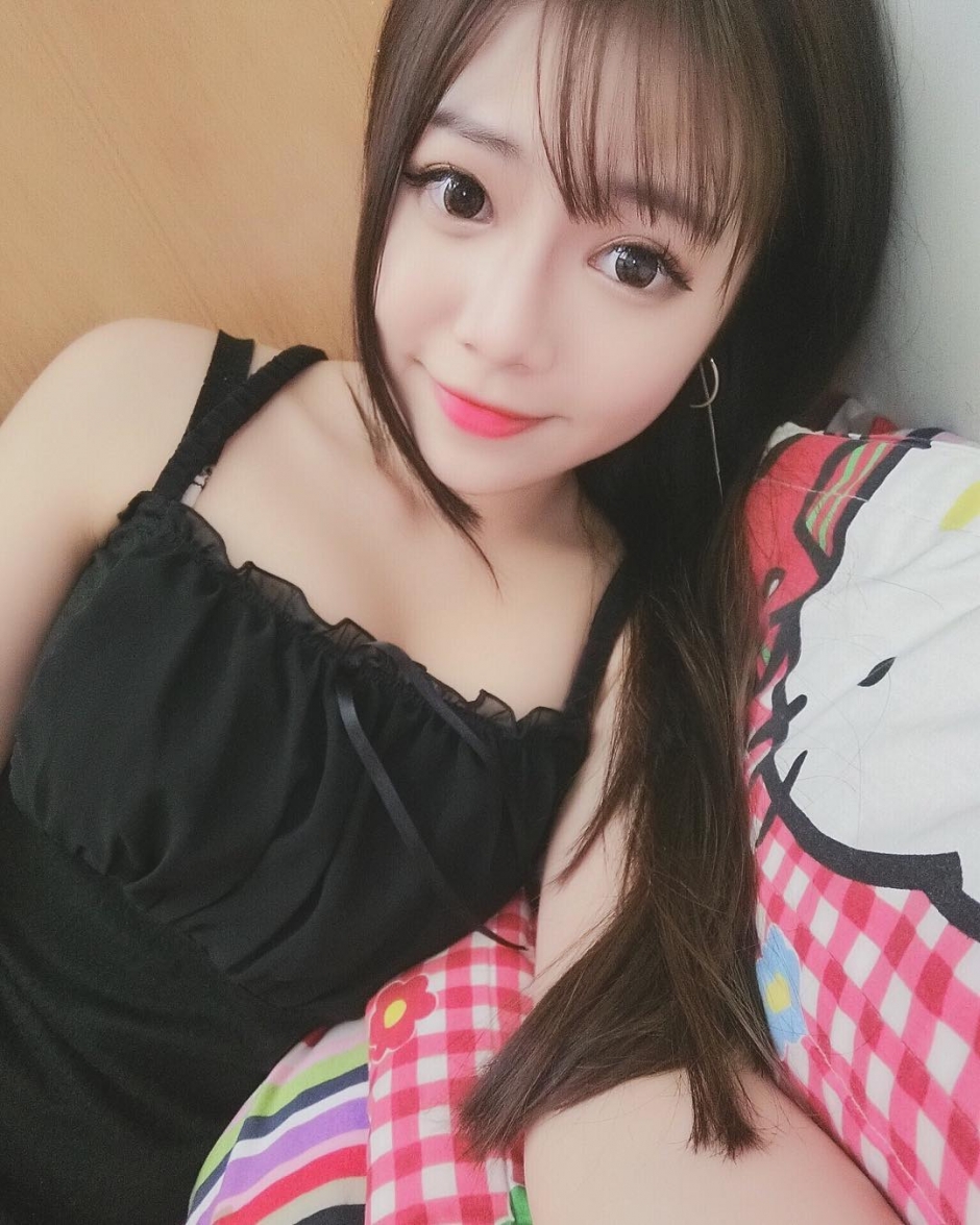 台湾美少女曾喆私房自拍照酥胸诱惑