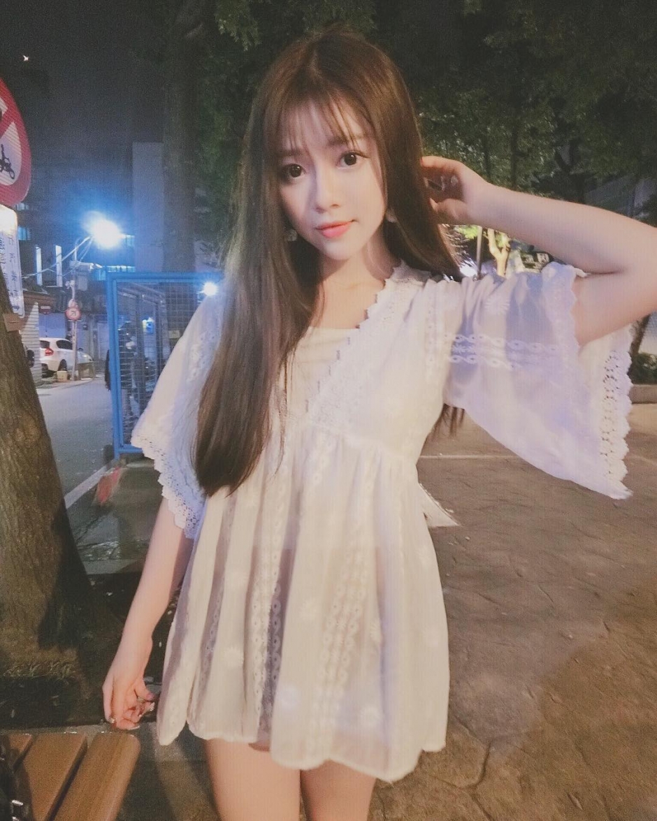 台湾美少女曾喆私房自拍照酥胸诱惑