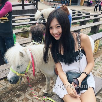 美女校花吴怡德清纯私房照气质迷人