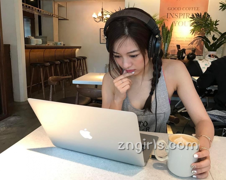 美女校花吴怡德清纯私房照气质迷人