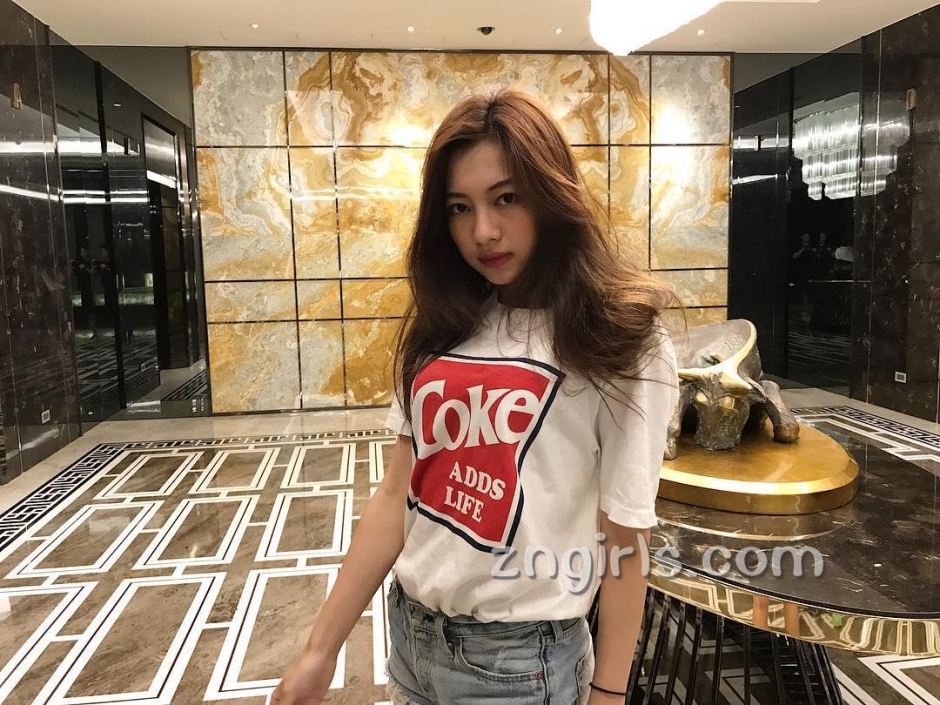 美女校花吴怡德清纯私房照气质迷人