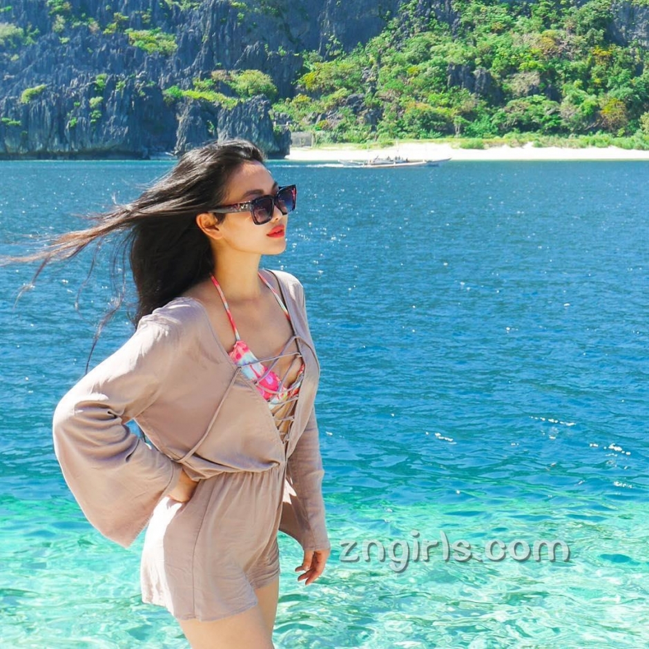 气质模特李薇薇性感私房照丰满诱人