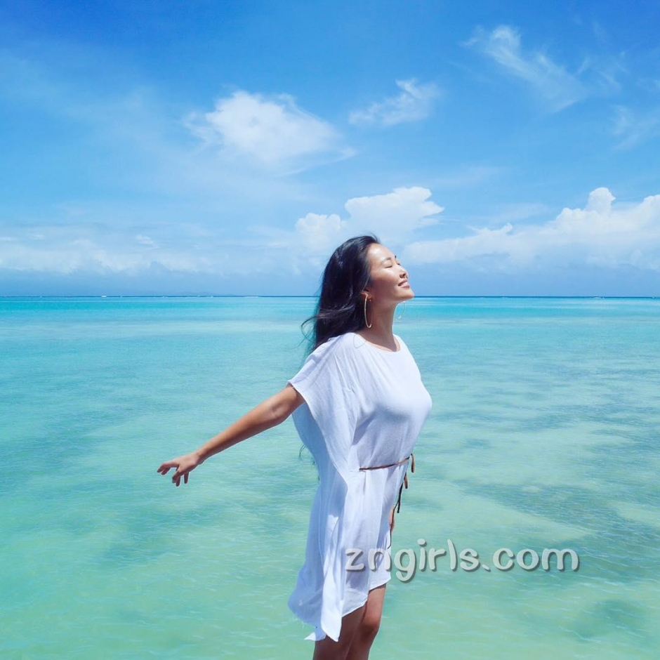 气质模特李薇薇性感私房照丰满诱人