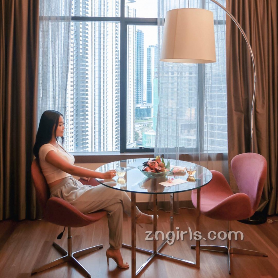 气质模特李薇薇性感私房照丰满诱人