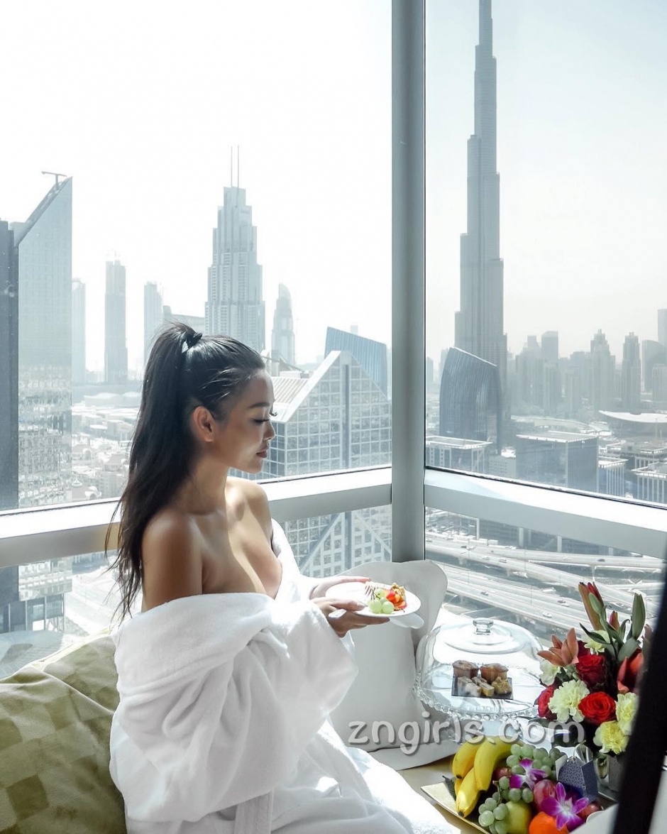 气质模特李薇薇性感私房照丰满诱人