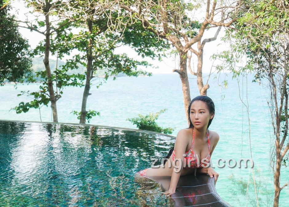 气质模特李薇薇性感私房照丰满诱人