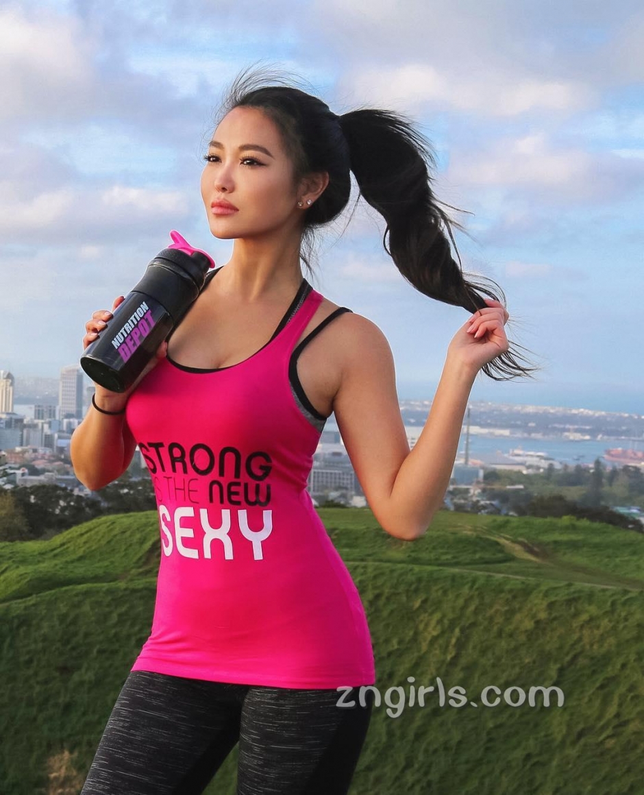 气质模特李薇薇性感私房照丰满诱人