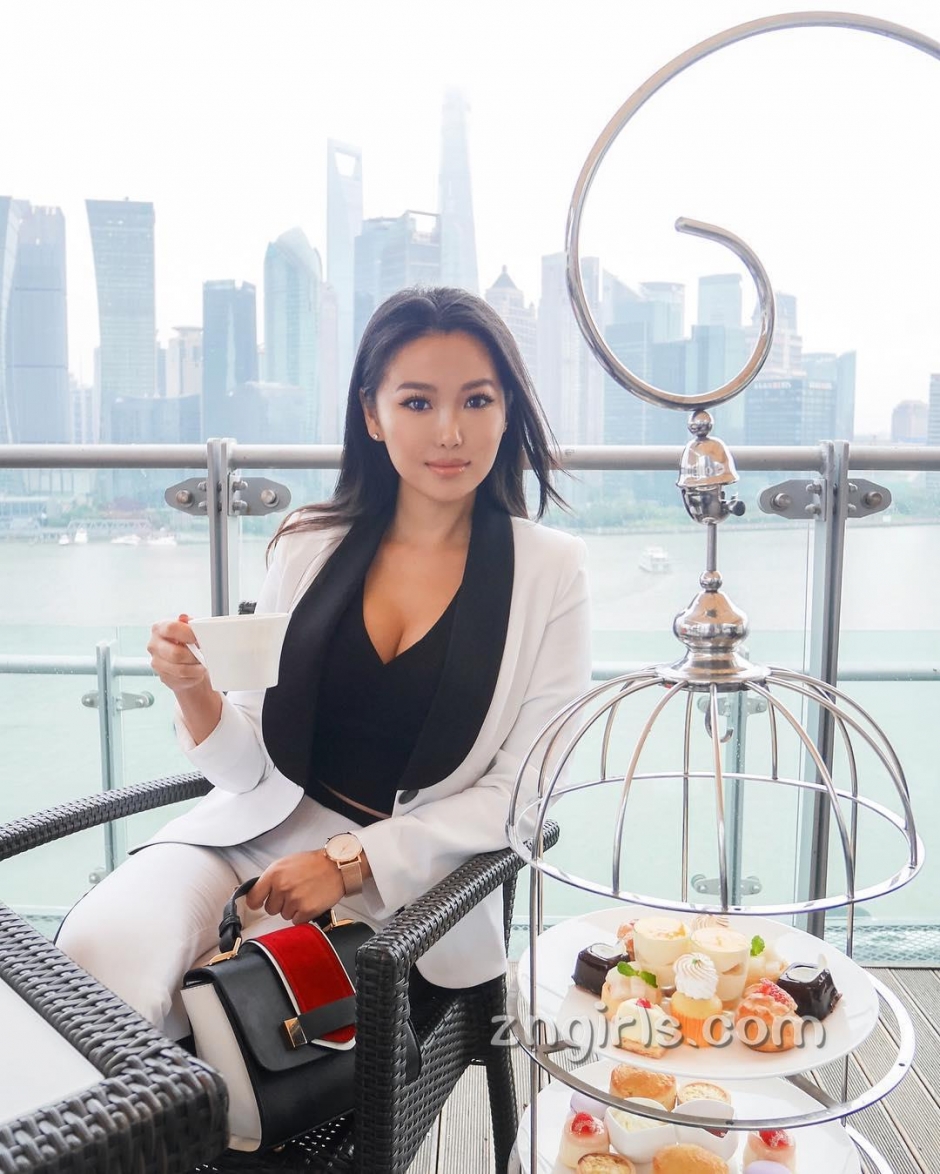 气质模特李薇薇性感私房照丰满诱人