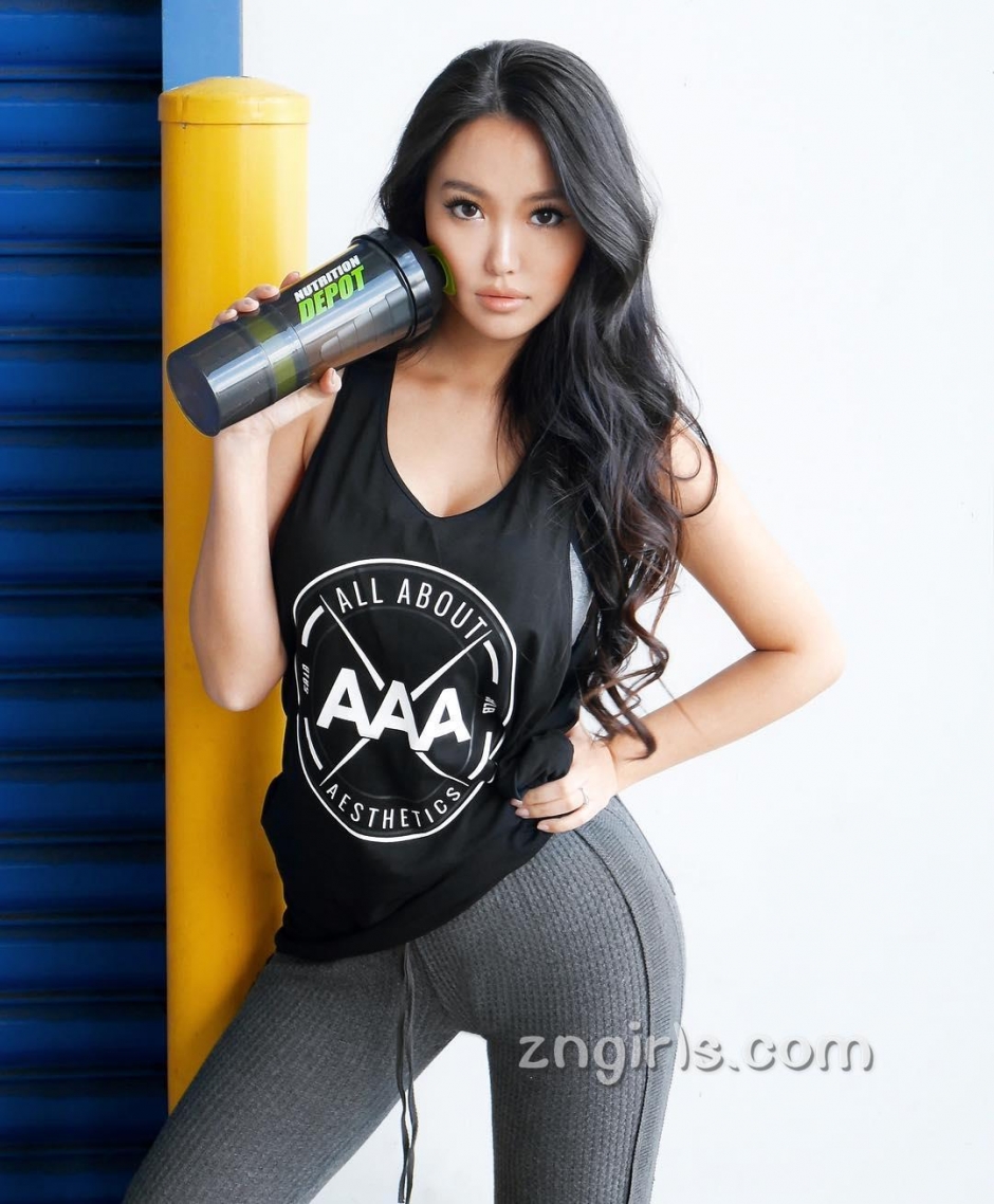 气质模特李薇薇性感私房照丰满诱人