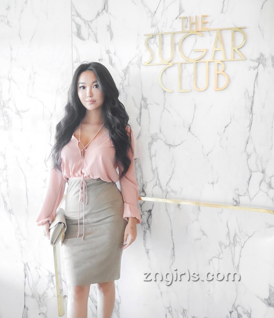 气质模特李薇薇性感私房照丰满诱人