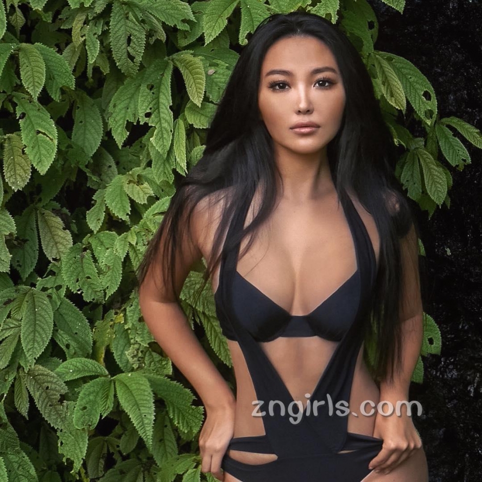 气质模特李薇薇性感私房照丰满诱人