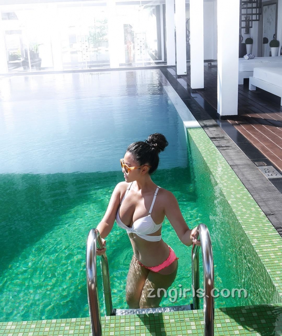 气质模特李薇薇性感私房照丰满诱人