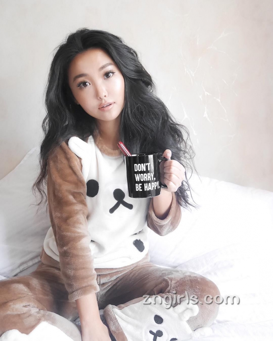 气质模特李薇薇性感私房照丰满诱人