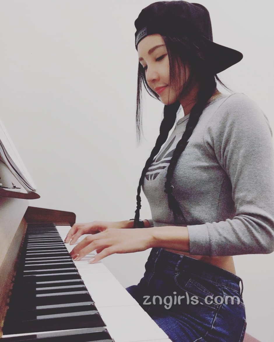 美女模特Mcmandy私房自拍照风情迷人