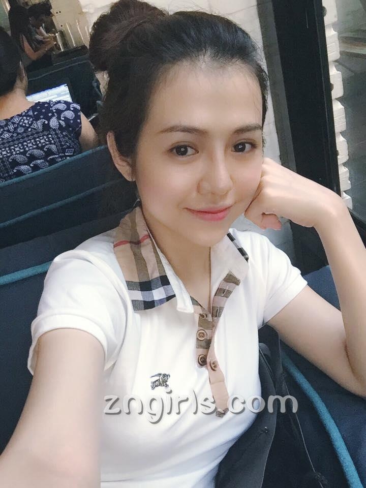 越南美女Nghi Nghi泳装自拍照性感迷人