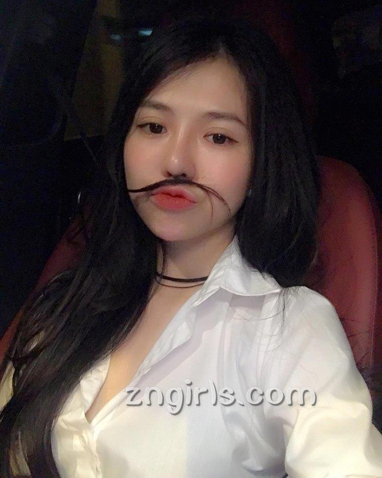 越南美女Nghi Nghi泳装自拍照性感迷人