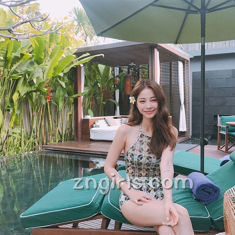 韩国模特池允美生活自拍照气质迷人