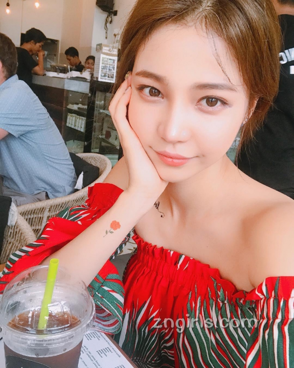 韩国模特池允美生活自拍照气质迷人