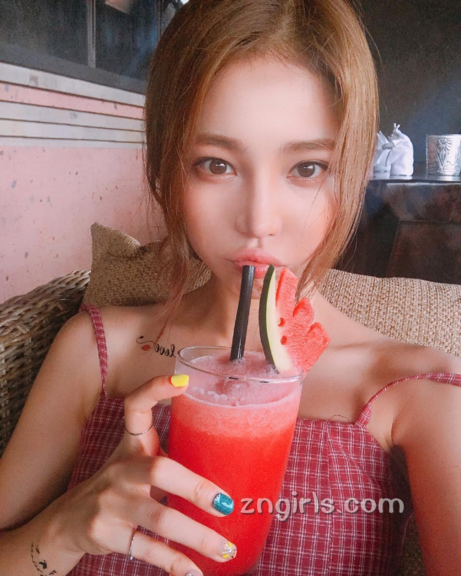 韩国模特池允美生活自拍照气质迷人