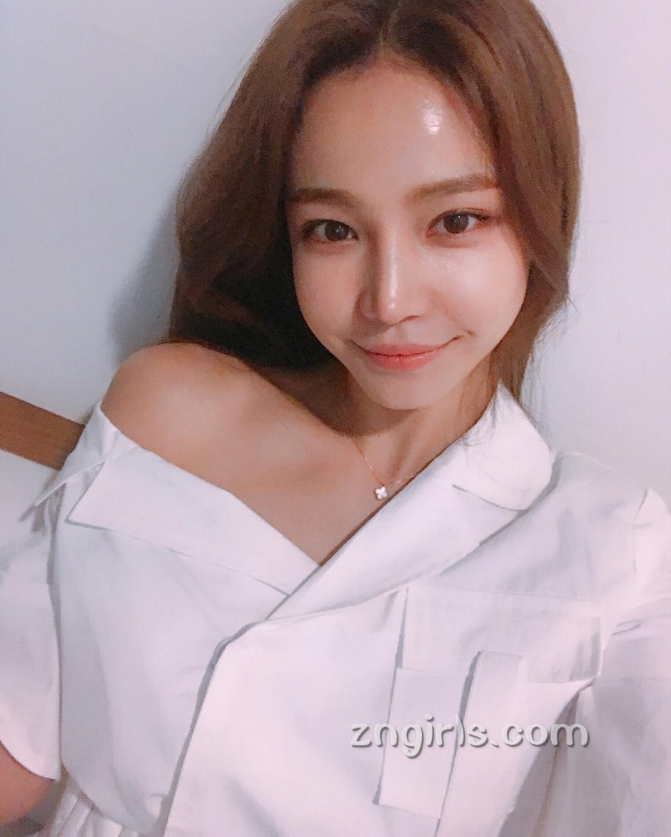 韩国模特池允美生活自拍照气质迷人