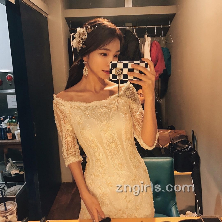 韩国模特池允美生活自拍照气质迷人