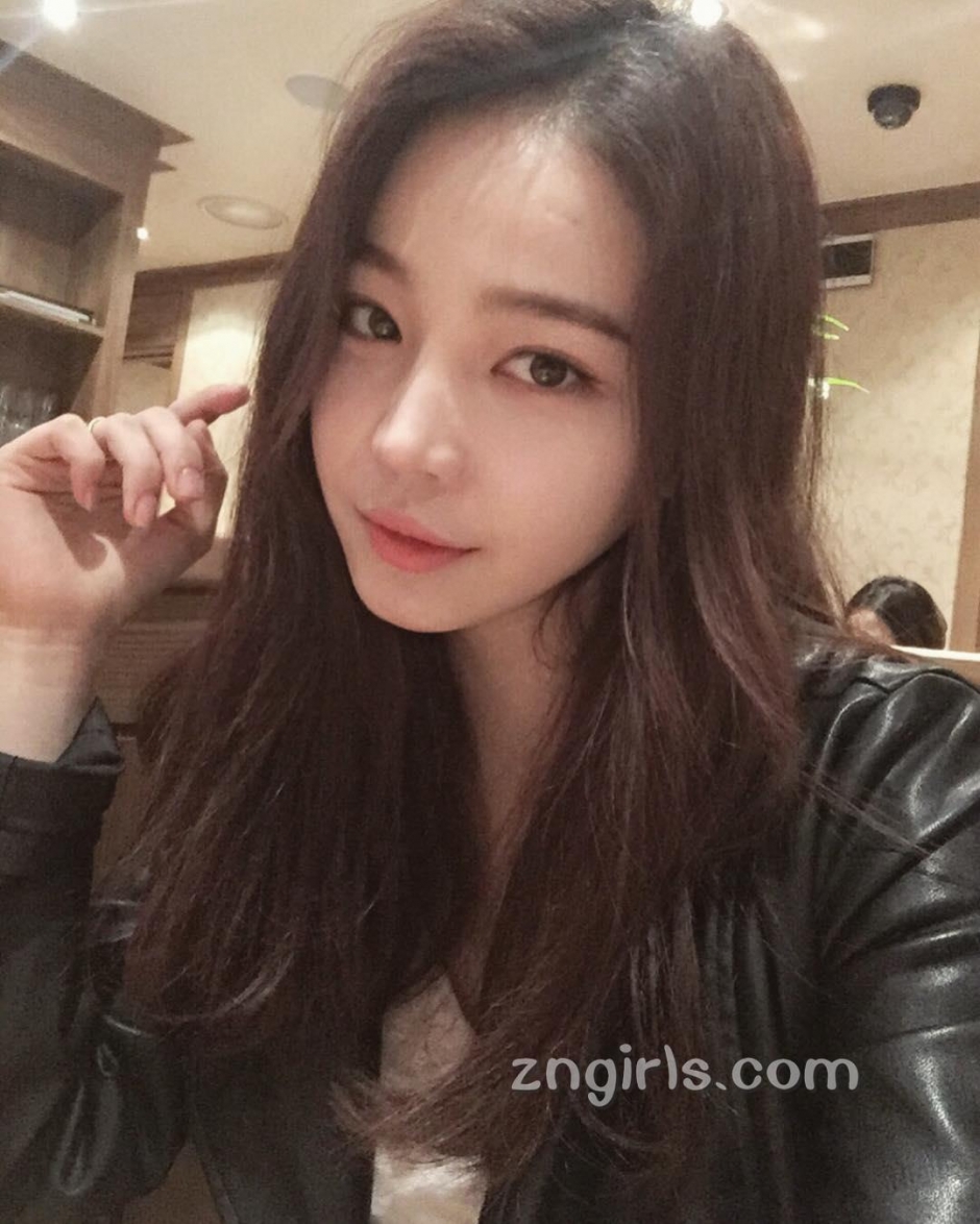 韩国模特池允美生活自拍照气质迷人