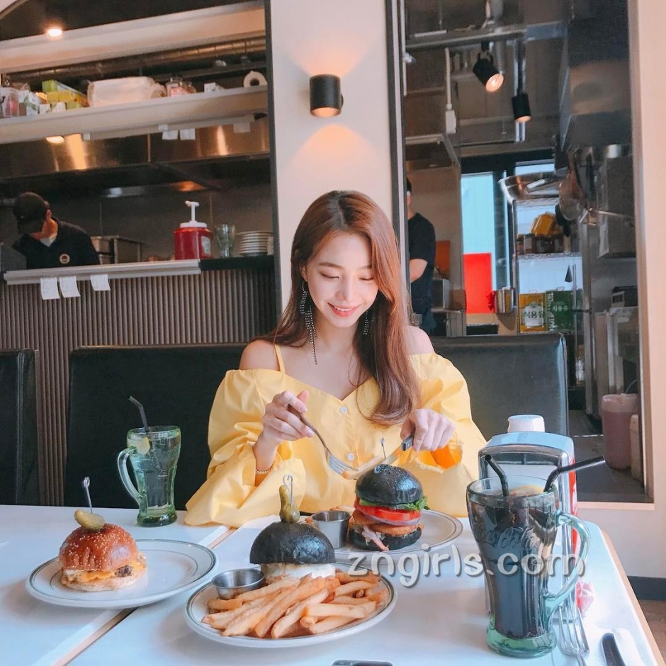 韩国模特池允美生活自拍照气质迷人