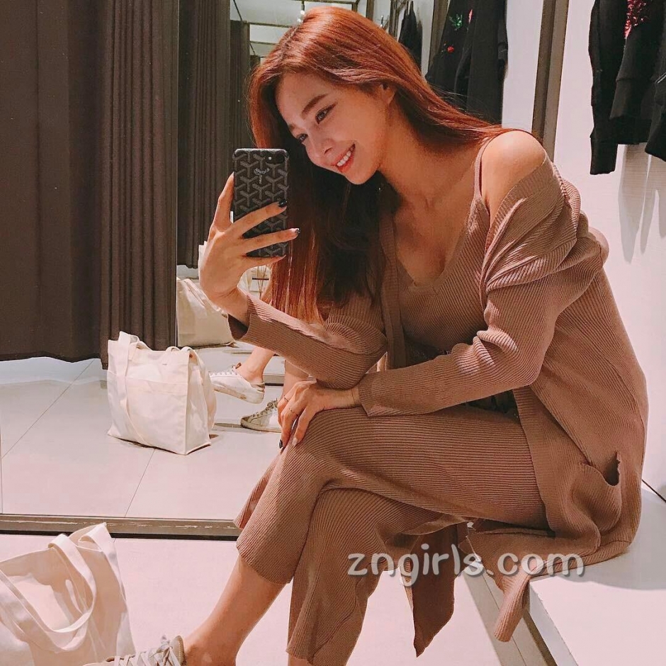 韩国模特池允美生活自拍照气质迷人