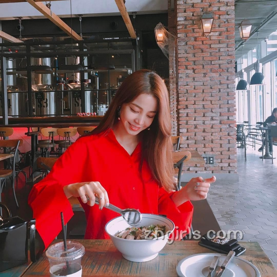 韩国模特池允美生活自拍照气质迷人