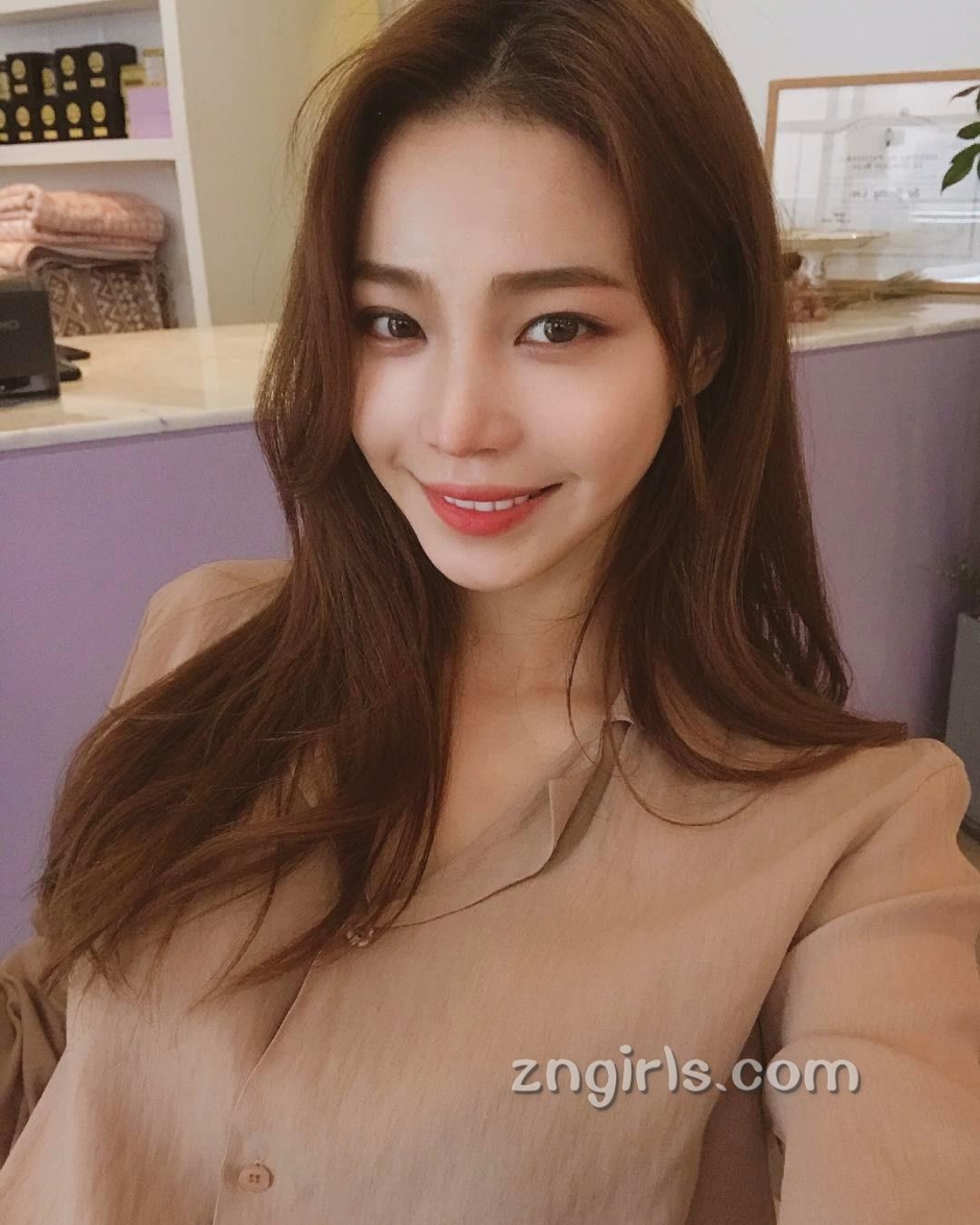 韩国模特池允美生活自拍照气质迷人