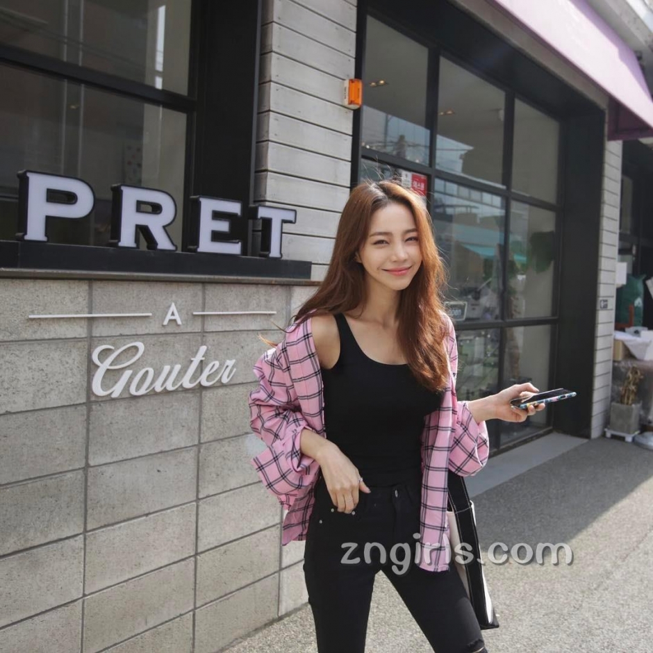 韩国模特池允美生活自拍照气质迷人