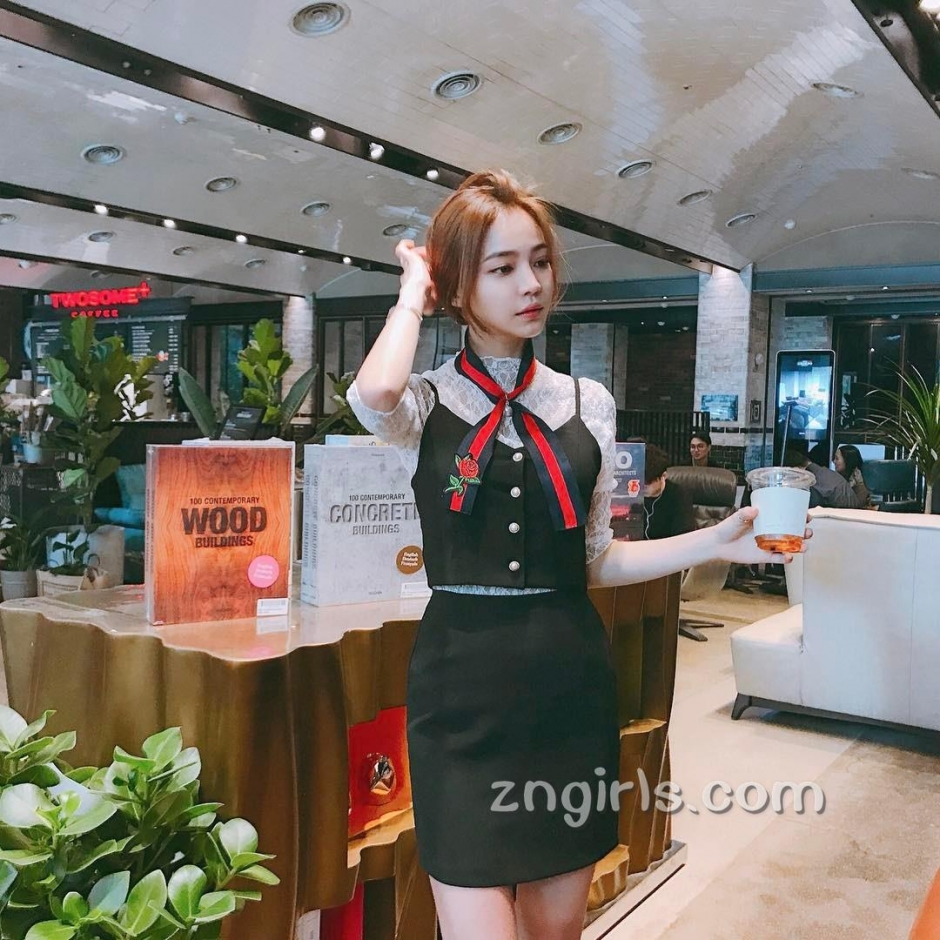 韩国模特池允美生活自拍照气质迷人